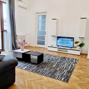 Cozy Near Center Apartament